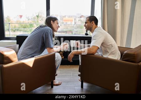 Zwei junge Männer genießen einen entspannenden Morgenkaffee in ihrem modernen Zuhause. Stockfoto