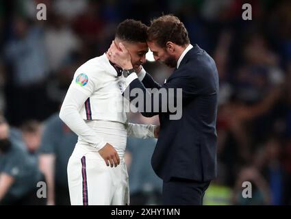 Dateifoto vom 11.07.2021 des Englands Gareth Southgate konsolt Jadon Sancho nach der Niederlage im Elfmeterschießen nach dem Finale der UEFA Euro 2020 im Wembley Stadium, London. Gareth Southgate wird seine Rolle als England-Trainer verlassen, wie die Football Association bekannt gab. Ausgabedatum: Dienstag, 16. Juli 2024. Stockfoto