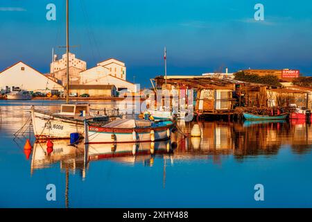 FRANKREICH. HERAULT (34) SETE. HÜTTEN UND BOOTE DES POINTE COURTE VIERTELS AN DER THAU LAGUNE Stockfoto