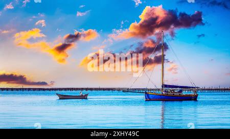 FRANKREICH. HERAULT (34) SETE. FISCHERBOOT UND SEGELBOOT AUF DER THAU LAGUNE VOR DEN AUSTERNBETTEN Stockfoto