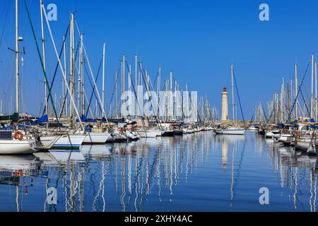 FRANKREICH. OCCITANY. HERAULT (34) SETE. DER LEUCHTTURM VON SAINT-LOUIS UND DER YACHTHAFEN Stockfoto