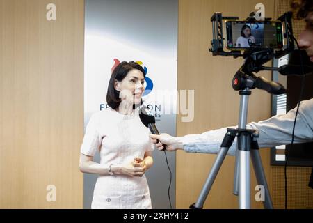 Brüssel, Belgien Juli 2024. Föderation Wallonien - Brüsseler Vize-Ministerin und Bildungsministerin Valerie Glatigny spricht mit der Presse auf einer Plenartagung des parlaments der Föderation Wallonie-Bruxelles (Föderation Wallonie Brüssel - Federatie Wallonie Brussel) am Dienstag, den 16. Juli 2024 in Brüssel. Die neu ernannten Minister leisten den Eid vor Beginn der heutigen Plenartagung. BELGA FOTO HATIM KAGHAT Credit: Belga News Agency/Alamy Live News Stockfoto