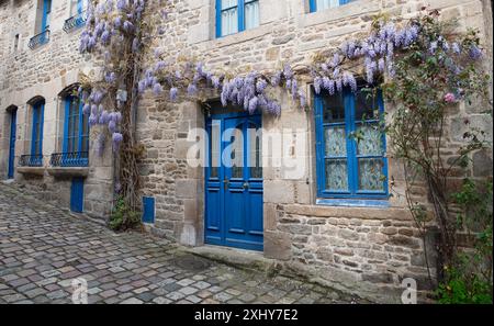 Blaue Türen und altes Haus mit Glyzinien in franch Stockfoto