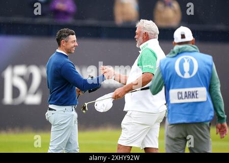 Der nordirische Rory McIlroy (links) schüttelt die Hände mit Darren Clarke auf dem 18. Platz vor den Open in Royal Troon, South Ayrshire, Schottland. Bilddatum: Dienstag, 16. Juli 2024. Stockfoto