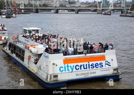 Menschen werden auf einem Boot in London gesehen, da viele Touristen während der Sommerferien die Hauptstadt besuchen werden. Stockfoto