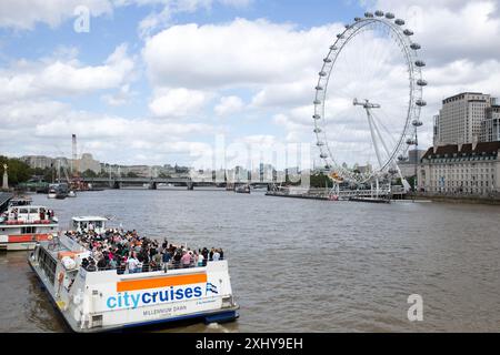 Menschen werden auf einem Boot in London gesehen, da viele Touristen während der Sommerferien die Hauptstadt besuchen werden. Stockfoto