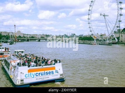 Menschen werden auf einem Boot in London gesehen, da viele Touristen während der Sommerferien die Hauptstadt besuchen werden. Stockfoto