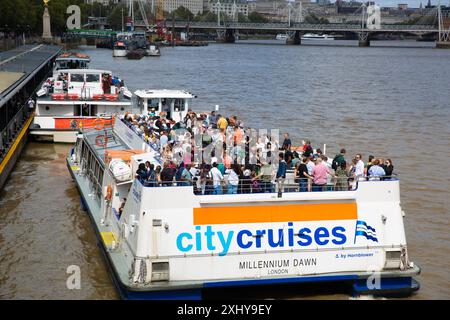 Menschen werden auf einem Boot in London gesehen, da viele Touristen während der Sommerferien die Hauptstadt besuchen werden. Stockfoto