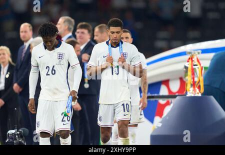 Berlin, Deutschland. Juli 2024. Jude Bellingham, eng 10 Kobbie Mainoo, eng 26 frustriert über die Siegerzeremonie nach dem Endspiel SPANIEN - ENGLAND 2-1 der UEFA-Europameisterschaften 2024 am 14. Juli 2024 in Berlin. Fotograf: ddp Images/STAR-Images Credit: ddp Media GmbH/Alamy Live News Stockfoto