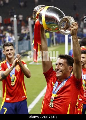 BERLIN - Mikel Oyarzabal von Spanien mit Henri Delaunay Trophäe, Coupe Henri Delaunay nach dem Endspiel der UEFA EURO 2024 zwischen Spanien und England im Olympiastadion am 14. Juli 2024 in Berlin. ANP | Hollandse Hoogte | MAURICE VAN STEEN Stockfoto