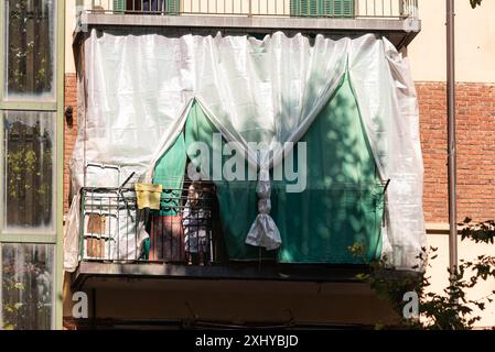 Torino, Italien. Juli 2024. Una vicina osserva le operazioni di sgombero di tre immobili nel complesso di Via Sospello 163 a Torino, Italia. - Martedì 16 luglio 2024 - Cronaca - (Foto Matteo SECCI/LaPresse) Ein Nachbar beobachtet die Räumung von drei Grundstücken im Komplex an der Via Sospello 163 in Turin, Italien. - Dienstag, 16. juli 2024 - (Foto Matteo SECCI/LaPresse) Credit: LaPresse/Alamy Live News Stockfoto