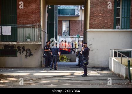 Torino, Italien. Juli 2024. Operazioni di sgombero di tre immobili nel complesso di Via Sospello 163 a Torino, Italia. - Martedì 16 luglio 2024 - Cronaca - (Foto Matteo SECCI/LaPresse) Räumung von drei Grundstücken im Komplex in der Via Sospello 163 in Turin, Italien. - Dienstag, 16. juli 2024 - (Foto Matteo SECCI/LaPresse) Credit: LaPresse/Alamy Live News Stockfoto