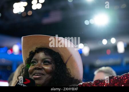 Milwaukee, USA. Juli 2024. Ein Teilnehmer gibt ein Interview auf der Republican National Convention in Milwaukee, Wisconsin, am Montag, den 15. Juli 2024. Credit: Annabelle Gordon/CNP/MediaPunch Credit: MediaPunch Inc/Alamy Live News Stockfoto