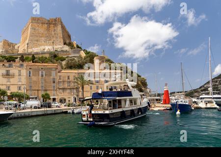 Bonifacio Corsica Frankreich Hafenpromenade mit historischem Turm Stockfoto