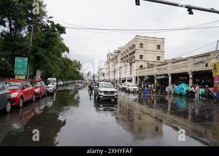 Das Oberoi Grand Hotel an der Chowringhee Road in Kalkutta während der Monsunsaison. Westbengalen, Indien. Stockfoto