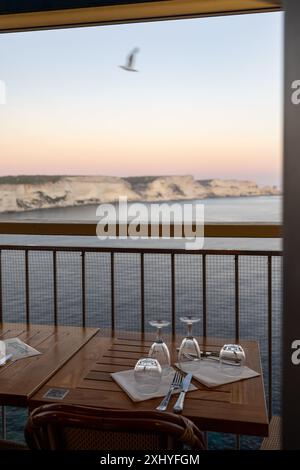 Restaurant an der Klippe in Bonifacio, Korsika Frankreich Stockfoto