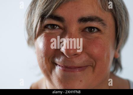 Glücksausdruck bei Frauen mittleren Alters mit weißem Hintergrund Stockfoto