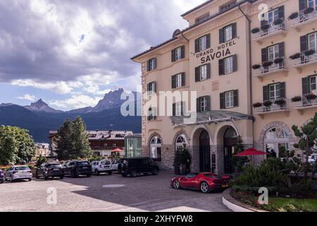 Grand Hotel Savoia mit Ferrari 296, davor geparkt, Italien Stockfoto