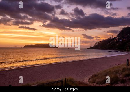 Sonnenaufgang über Shoe Island (Motuhoa) Tairua Beach und Mount Paku auf der Coromandel Peninsula auf der Nordinsel Neuseelands Stockfoto