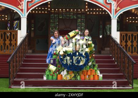 Dani Rae, Managing Director des Assembly Festivals (links) und Rebecca McGuire, Edinburgh Food Project, starten die Tin-Can-Drive des Edinburgh Food Festivals zum zehnten Jubiläum der Veranstaltung. Brian D Anderson Stockfoto