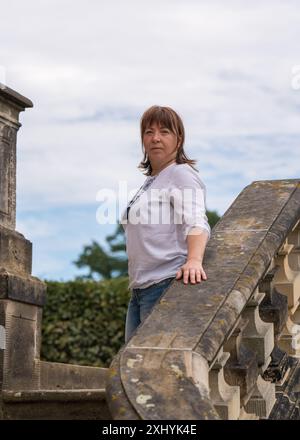 Glückliche Reisende, die neue Orte besuchen, stehen auf den Stufen des Schlosses. Stockfoto