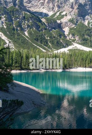 Holzboote auf dem Pragser See. Touristischer, berühmter Ort in den Dolomiten. Italien. Wunderschöne Natur. Wunderschöne Orte. Ein Transportmittel. Logo di Stockfoto