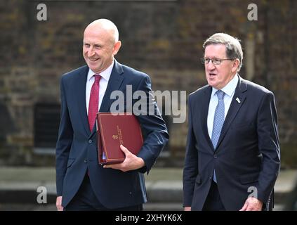 Downing Street, London, Großbritannien. Juli 2024. Minister der Regierung bei der Kabinettssitzung. (Links): RT Hon John Healey, Abgeordneter, Staatssekretär für Verteidigung. Er wird von Lord Robertson, Sonderberater von BP, begleitet. Von 1999-2003 bis war er NATO-Generalsekretär und von 1997 bis 1999 Verteidigungsminister des Vereinigten Königreichs. Er ist ein Regierungsberater bei der neuen umfassenden Überprüfung der Verteidigungsgüter. Quelle: Malcolm Park/Alamy Live News Stockfoto