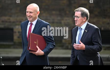 Downing Street, London, Großbritannien. Juli 2024. Minister der Regierung bei der Kabinettssitzung. (Links): RT Hon John Healey, Abgeordneter, Staatssekretär für Verteidigung. Er wird von Lord Robertson, Sonderberater von BP, begleitet. Von 1999-2003 bis war er NATO-Generalsekretär und von 1997 bis 1999 Verteidigungsminister des Vereinigten Königreichs. Er ist ein Regierungsberater bei der neuen umfassenden Überprüfung der Verteidigungsgüter. Quelle: Malcolm Park/Alamy Live News Stockfoto