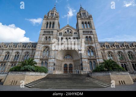 London, Großbritannien. 16. Juli 2024. Ein allgemeiner Blick auf den Haupteingang des Naturkundemuseums, da seine neu umgestalteten Gärten enthüllt werden. Im Rahmen des Urban Nature Project ist das rund 5 Hektar große Gelände heute ein zugänglicher, frei zugänglicher Grünplatz und ist ab dem 18. Juli für die Öffentlichkeit zugänglich. Quelle: Stephen Chung / Alamy Live News Stockfoto