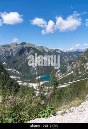 Hohe Felsen. Alpen in Italien. Südtirol. Dolomiten. Grüne Landschaft mit Steinen und Bäumen. Wege in den Bergen. Reisen. Touristenattraktionen. Wunderschön na Stockfoto