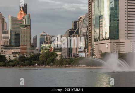 Bangkok, Thailand - 22. Juni 2024 - Bürogebäude im Stadtbild mit moderner Architektur mit Teichbrunnen. Malerische Aussicht auf Wolkenkratzer und Stockfoto