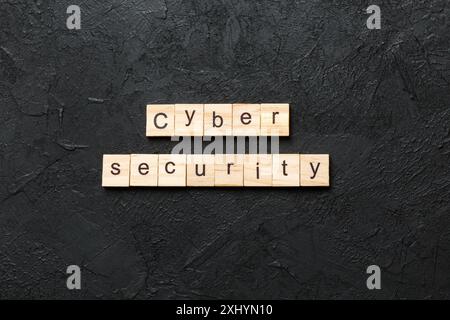 Cyber Security Wort auf Holzblock geschrieben. Cyber Security Text auf Zementtisch für Ihr Design, Konzept. Stockfoto