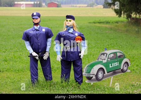 Humorvolle Arrangements mit männlichen und weiblichen Polizeifiguren und ein Bild eines VW-Käfer-Sonderpolizeiwagens. Salo, Finnland. Juli 2024. Stockfoto