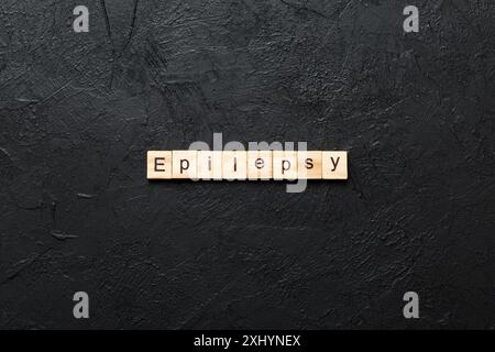 Epilepsiewort auf Holzblock geschrieben. Epilepsietext auf dem Tisch, Konzept. Stockfoto