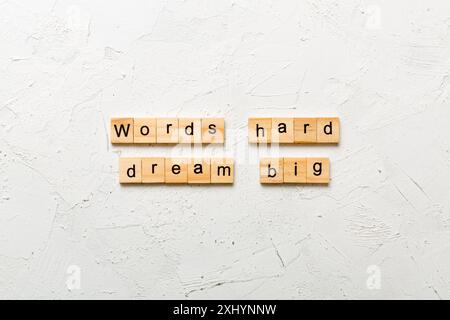 Arbeiten Sie hart Traum großes Wort auf Holzblock geschrieben. Arbeiten Sie hart Traum großen Text auf Zement Tisch für Ihre Desing, Top View Konzept. Stockfoto