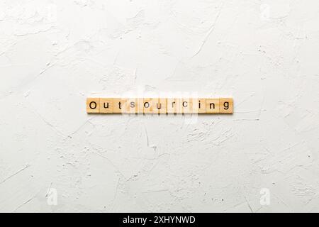 Outsourcing Wort auf Holz Block geschrieben. Outsourcing text auf Tisch, Konzept. Stockfoto