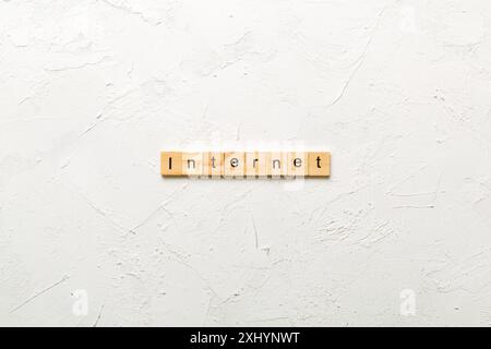 INTERNETWORT auf Holzblock geschrieben. INTERNET-Text auf Zementtisch für Ihr Design, Konzept. Stockfoto
