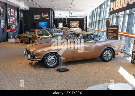 Göteborg, Schweden - 10. April 2022: Brauner Volvo P1800 im Display. Stockfoto