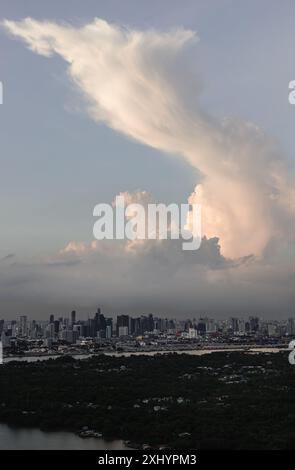 Bangkok, Thailand - 28. Mai 2024 - Blick aus der Vogelperspektive auf Wolkenkratzer und dramatischen Himmel vor Sonnenuntergang. Wunderschöne Wolken am Himmel über der großen Metropole Stockfoto