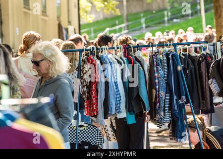 Göteborg, Schweden - 29. Mai 2022: Kleidung zum Verkauf auf einem Straßenflohmarkt. Stockfoto