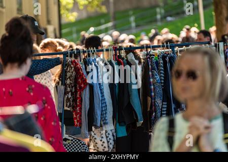 Göteborg, Schweden - 29. Mai 2022: Kleidung zum Verkauf auf einem Straßenflohmarkt. Stockfoto