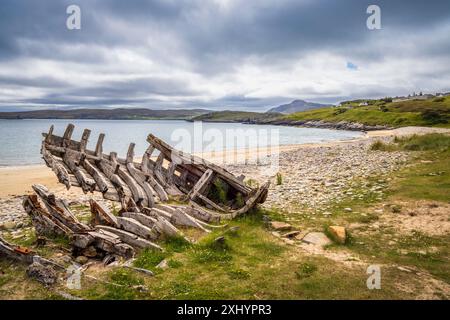 Ein Schiffbruch am Talmine Beach in der Tongue Bay, Sutherland, Schottland Stockfoto