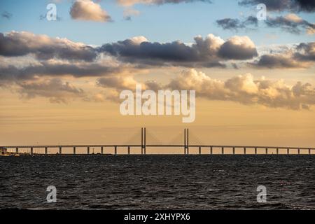 Malm?, Schweden - 09. Juli 2022: ?Resundbrücke von V?stra Hamnen in Malm aus gesehen? Stockfoto