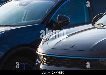 Göteborg, Schweden - Juli 30 2022: Lynk und Co 01 PHEV-Fahrzeuge sind lieferbereit. Stockfoto