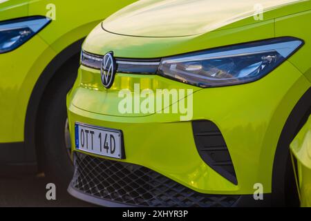 Göteborg, Schweden - Juli 30 2022: Green 2022 Volkswagen ID.4 Elektroautos auf einem Parkplatz. Stockfoto