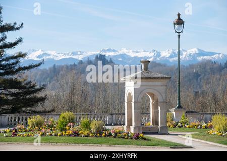 Fontaine Alfred de Vigny, Boulevard des Pyrénées avec la Chaîne des Pyrénées en arrière Plan. Pau 64000 Béarn, Sud-ouest, Pyrénées-Atlantiques Stockfoto