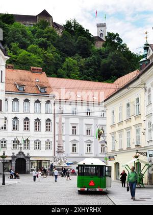 Robba-Brunnen auf dem Stadtplatz von Stritarjeva Ulica mit dem Schloss darüber in Ljubljana Slowenien Stockfoto