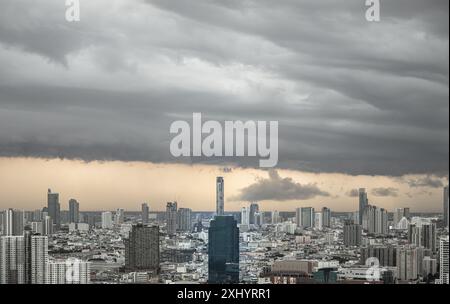 Bangkok, Thailand - 20. Juni 2024 - aus der Vogelperspektive auf Wolkenkratzer und dramatischen Himmel vor Sonnenuntergang. Wunderschöne Wolken am Himmel über der großen Metropole Stockfoto