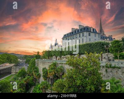 Boulevard des Pyrénées au Coucher de soleil sur Pau 64000, Béarn, Pyrénées-Atlantiques, Sud-ouest Stockfoto