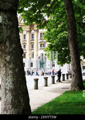 Blick durch Bäume im Star Park zur Ursulinenkirche der Heiligen Dreifaltigkeit auf dem Kongressplatz Ljubljana Slowenien Stockfoto